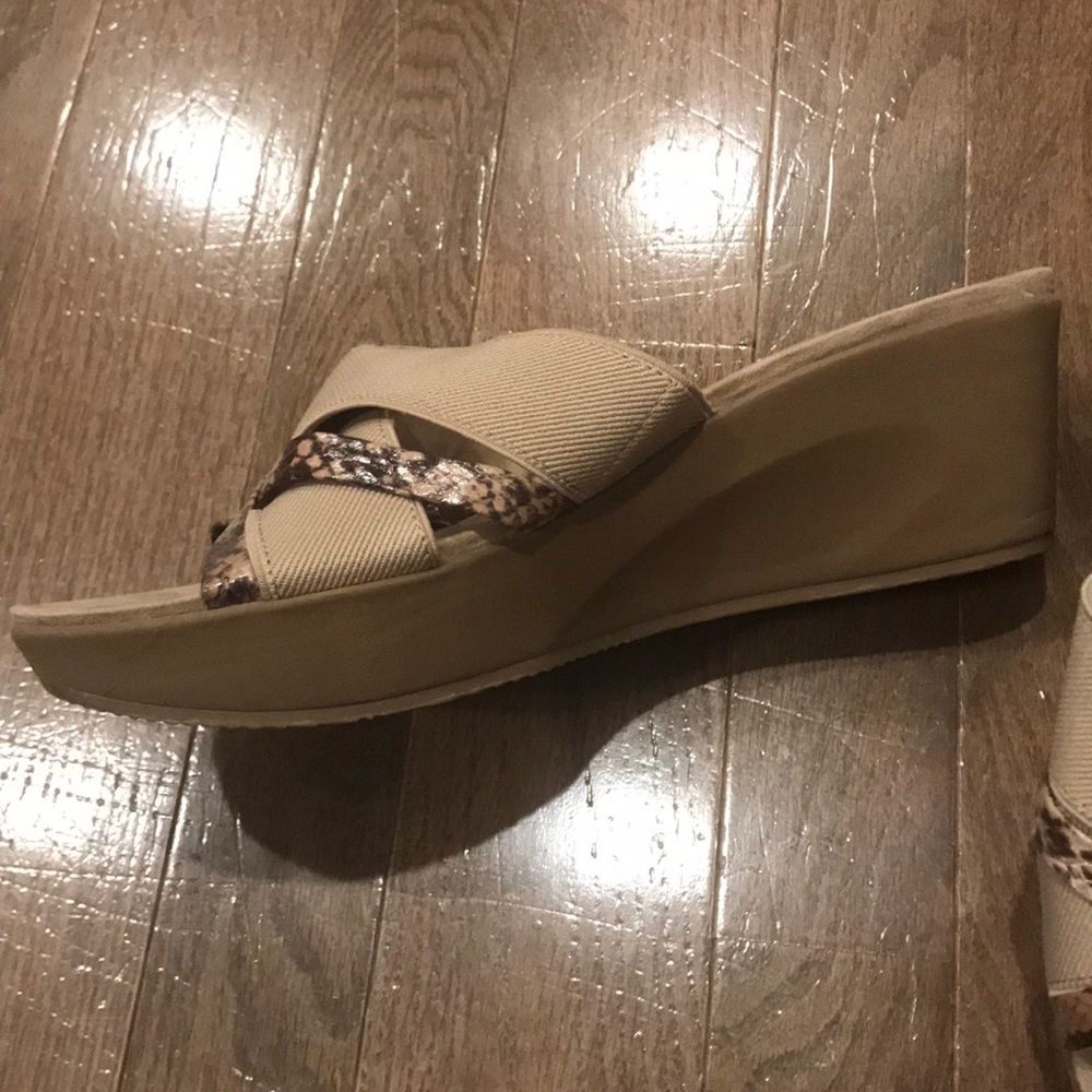 Tan Bandolino wedges with snakeskin detail - Picture 2 of 5
